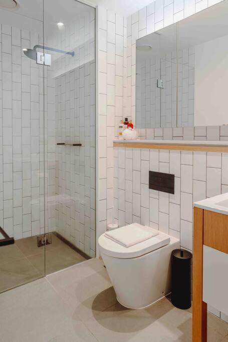 Apartment Getaway 2bdrm Parking Pool & *